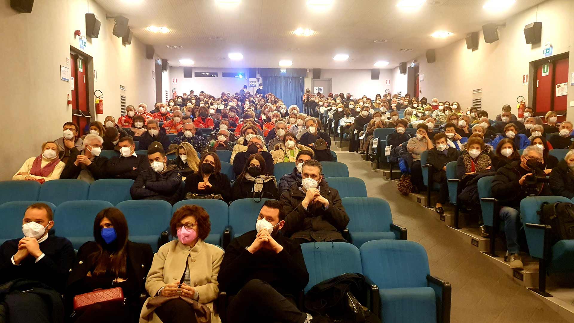 La sala gremita di gente per la proiezione di Io Resto a Pontoglio (BS)
