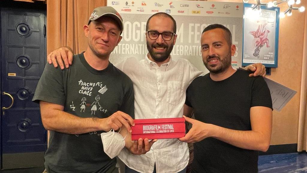 aiello, gennari e il montatore iuvara durante la premiazione del Biografilm